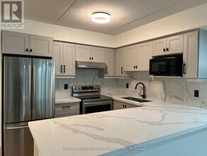 1490 Bishops Gate in Oakville, ON - Building Photo - Building Photo