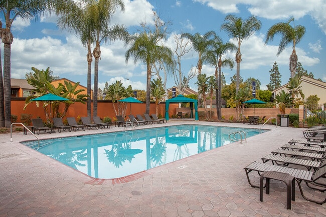 Highland Pinetree Apartments in Fullerton, CA - Foto de edificio - Building Photo