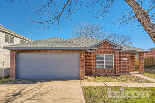 1204 Crabtree Ct in Cedar Hill, TX - Foto de edificio - Building Photo