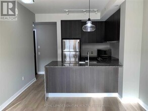 5035 Harvard Rd in Mississauga, ON - Building Photo - Building Photo