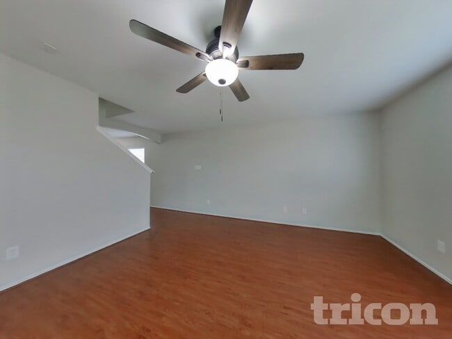 8227 Radial Ct in Rosharon, TX - Foto de edificio - Building Photo