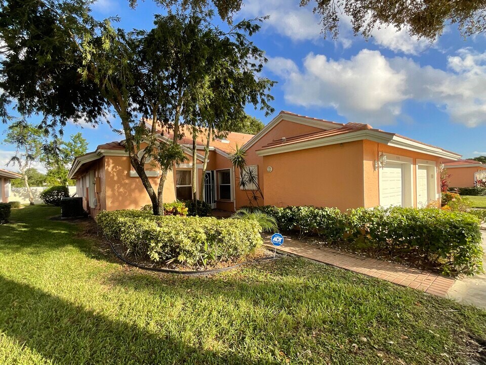5570 Royal Lake Cir in Boynton Beach, FL - Building Photo