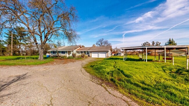528 Irwin Ln in Santa Rosa, CA - Building Photo - Building Photo