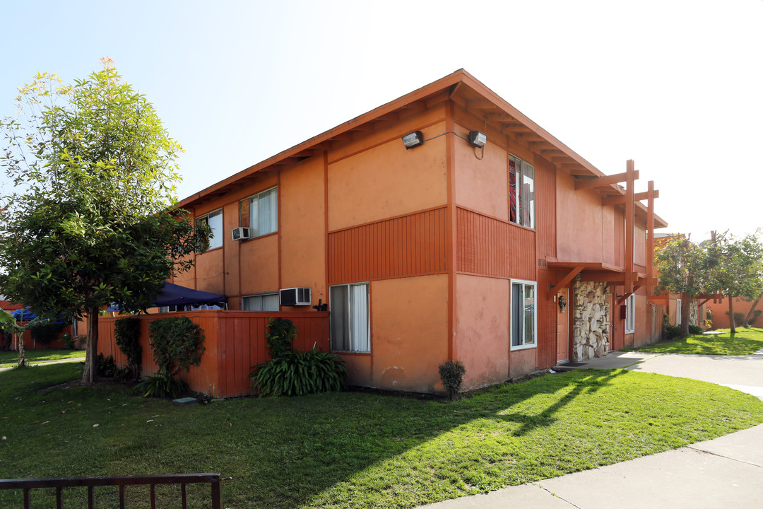 Rancho Benmore Apartments in Anaheim, CA - Foto de edificio