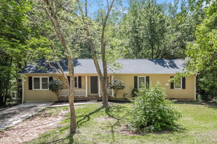 300 Pinehurst Dr in Stockbridge, GA - Building Photo