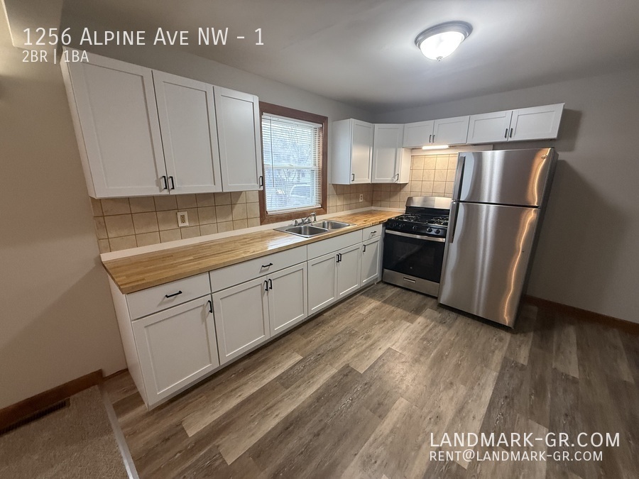 1256 Alpine Ave NW in Grand Rapids, MI - Building Photo