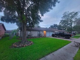10014 Carlow Ln in La Porte, TX - Building Photo