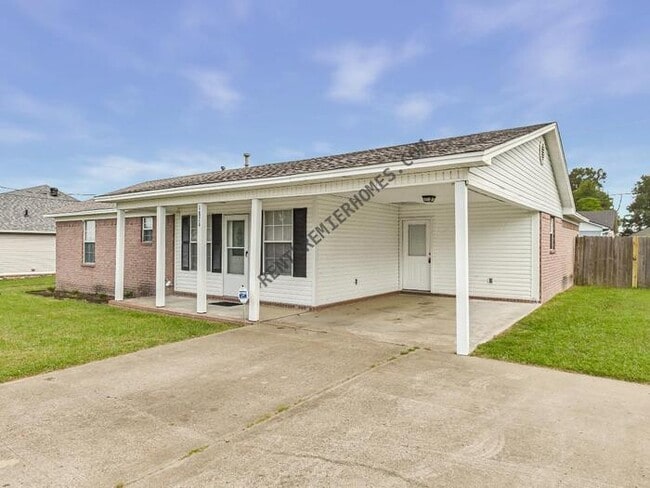 property at 1824 Pinewood Cove