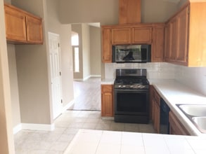 1007 W Millbrook St in Hanford, CA - Building Photo - Building Photo