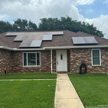 103 WindCrest in Floresville, TX - Foto de edificio - Building Photo