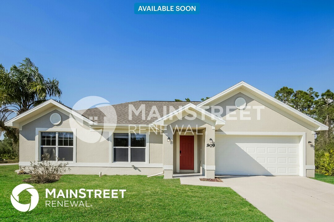 909 Anthony St E in Lehigh Acres, FL - Building Photo
