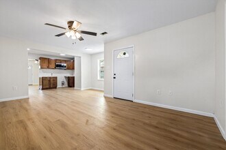 1127 Harris Way in Galveston, TX - Building Photo - Building Photo