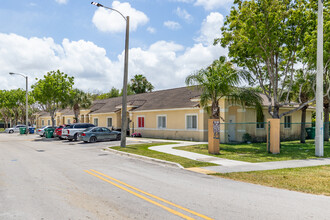 Old Biscayne Villas in Homestead, FL - Building Photo - Building Photo