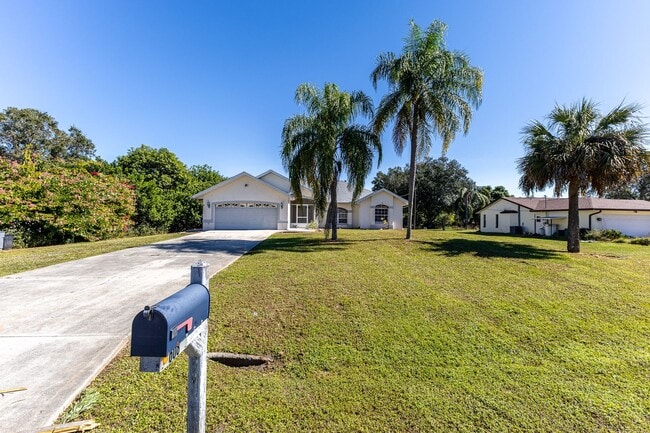 608 Richmond Ave N in Lehigh Acres, FL - Building Photo - Building Photo