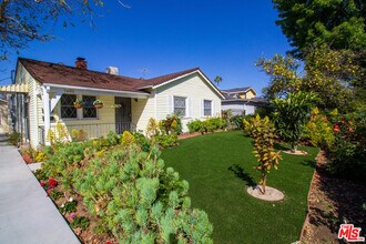 7465 N Forbes Ave in Lake Balboa, CA - Building Photo - Building Photo