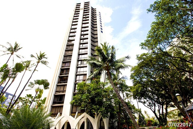 300 Wai Nani Way in Honolulu, HI - Building Photo - Building Photo