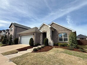 1620 Mcdougall Crk in Van Alstyne, TX - Foto de edificio - Building Photo