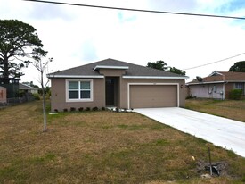 684 NW Tremont Ave in Port St. Lucie, FL - Foto de edificio - Building Photo