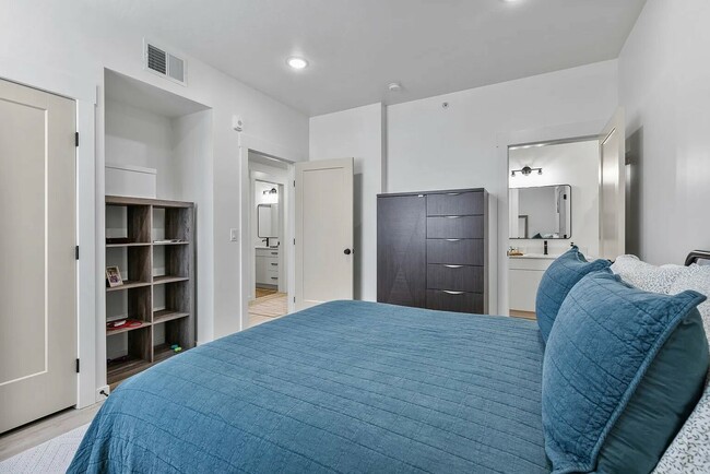 3131 Fleur Dr in Des Moines, IA - Building Photo - Building Photo