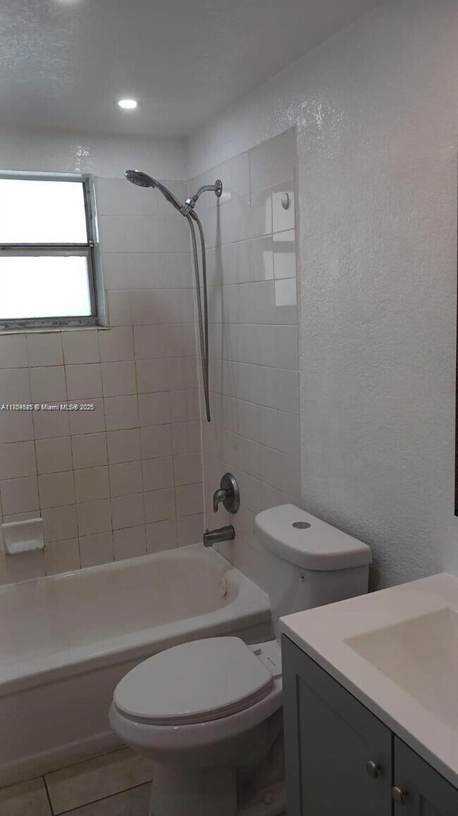 4841 NW 9th Dr in Plantation, FL - Building Photo - Building Photo