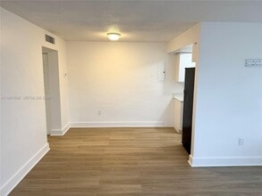 31 NW 163rd St in Miami, FL - Building Photo - Building Photo