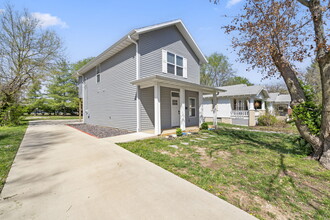 1041 E Delmar St in Springfield, MO - Building Photo - Building Photo