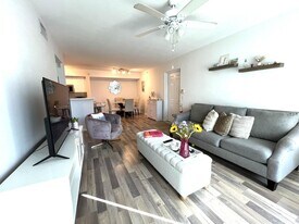 713 Villa Cir in Boynton Beach, FL - Building Photo