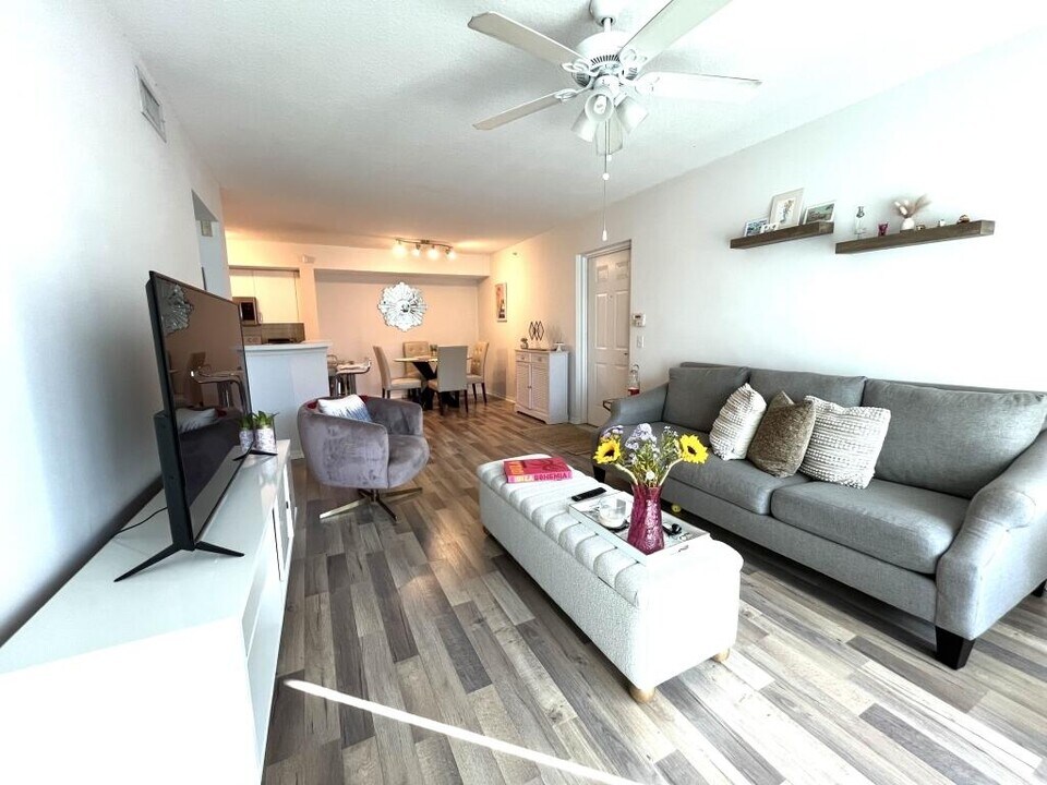 713 Villa Cir in Boynton Beach, FL - Building Photo