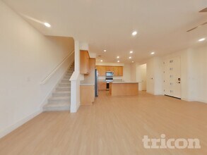 8213 Perla Wy in Sacramento, CA - Building Photo - Building Photo