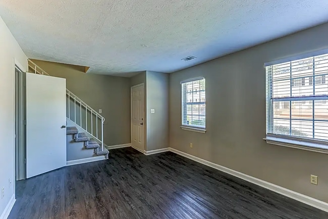 418 Creekview Ct in Scottdale, GA - Building Photo - Building Photo