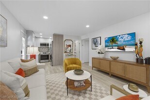 609 12th Ave S in Naples, FL - Building Photo