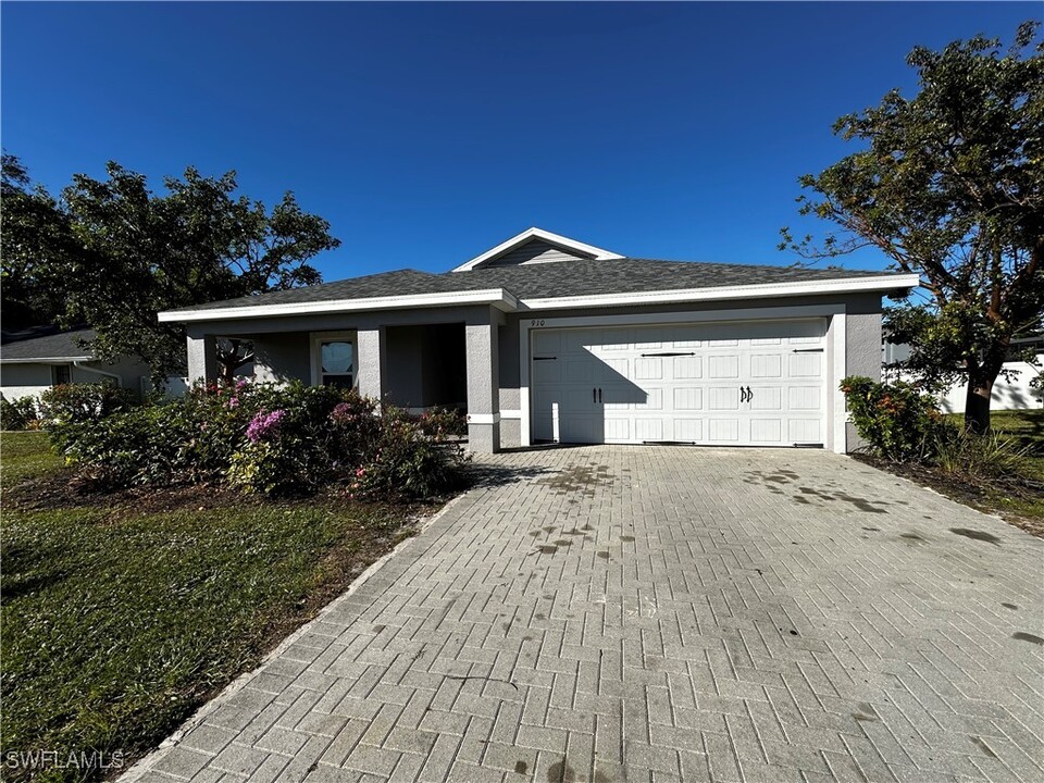 910 SW 6th Pl in Cape Coral, FL - Building Photo