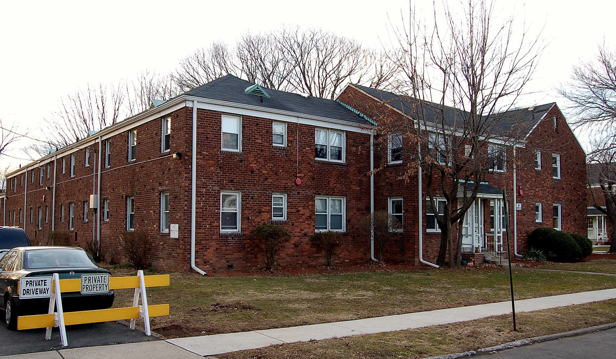 Colonial Garden Apartments in Teaneck, NJ - Building Photo