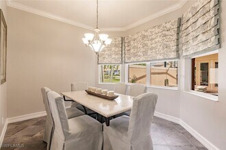 6105 Dogleg Dr in Naples, FL - Foto de edificio - Building Photo