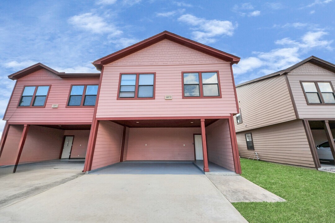 4303 Oakridge Dr in Pasadena, TX - Building Photo