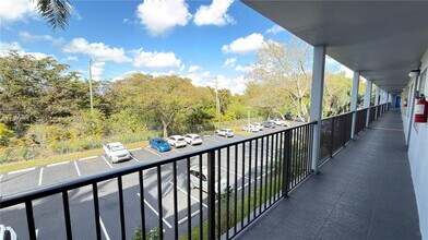 12500 SW 5th Ct in Pembroke Pines, FL - Foto de edificio - Building Photo