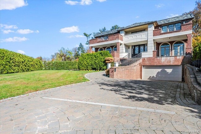 25 Edgewater Ln in Great Neck, NY - Building Photo - Building Photo