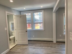 117 Cottage St, Unit 2 in Boston, MA - Foto de edificio - Building Photo