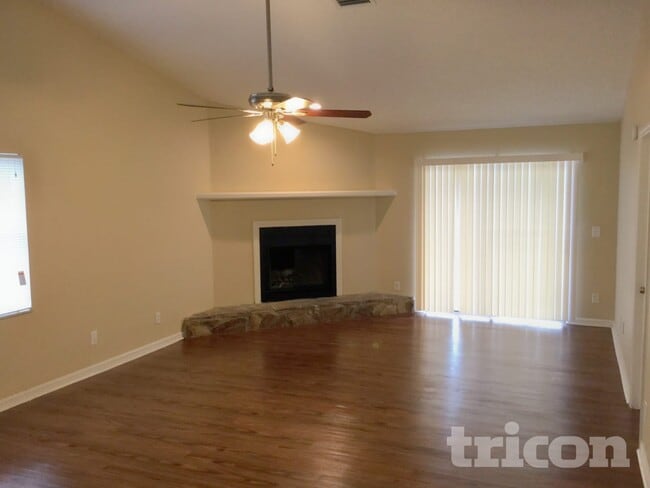 2025 Helm Ln, Unit 204 in Valrico, FL - Building Photo - Building Photo