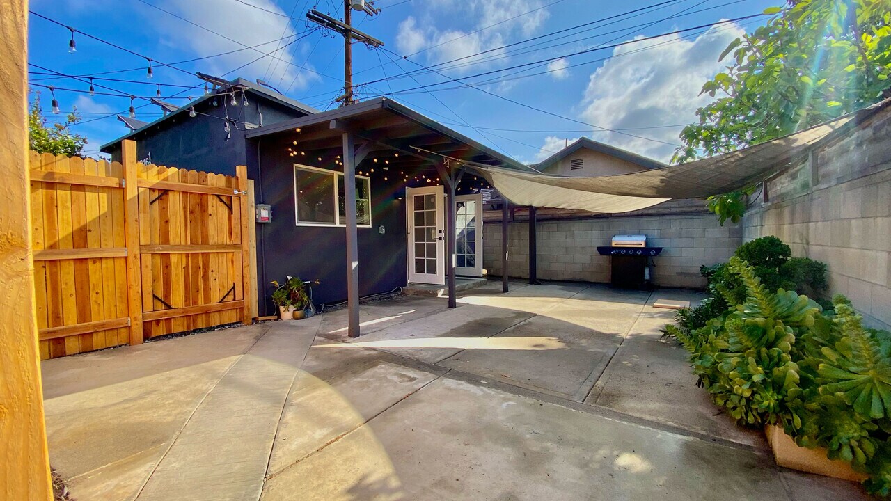 2916-2912 Hollister Ave in Los Angeles, CA - Building Photo