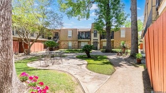 2100 College Dr, Unit 12 in Baton Rouge, LA - Building Photo