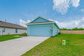 239 Lisa Marie Dr in Angleton, TX - Foto de edificio - Building Photo