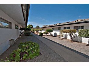 Los Patios Apartments in Escondido, CA - Foto de edificio - Building Photo