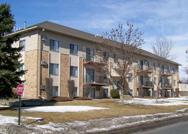 Highland Gables Apartments in Brooklyn Park, MN - Foto de edificio - Building Photo