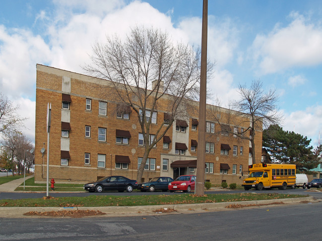 Roosevelt Manor in Milwaukee, WI - Foto de edificio - Building Photo