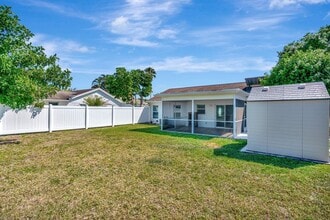 102 Village Cir in Jupiter, FL - Building Photo - Building Photo