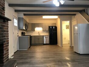 510 S Juniper St, Unit B in Philadelphia, PA - Building Photo - Building Photo