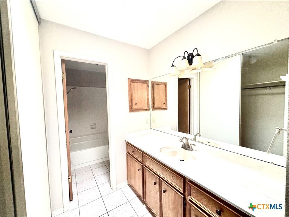 127 Cabana Dr in Victoria, TX - Building Photo