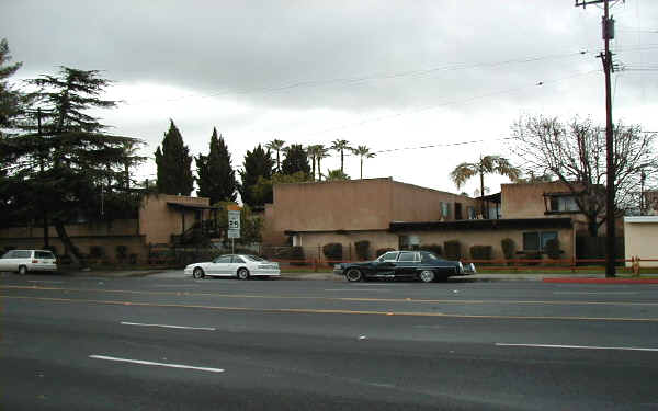 El Pueblo Apartments in Whittier, CA - Building Photo