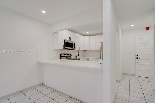 6095 W 19th Ave in Hialeah, FL - Building Photo - Building Photo
